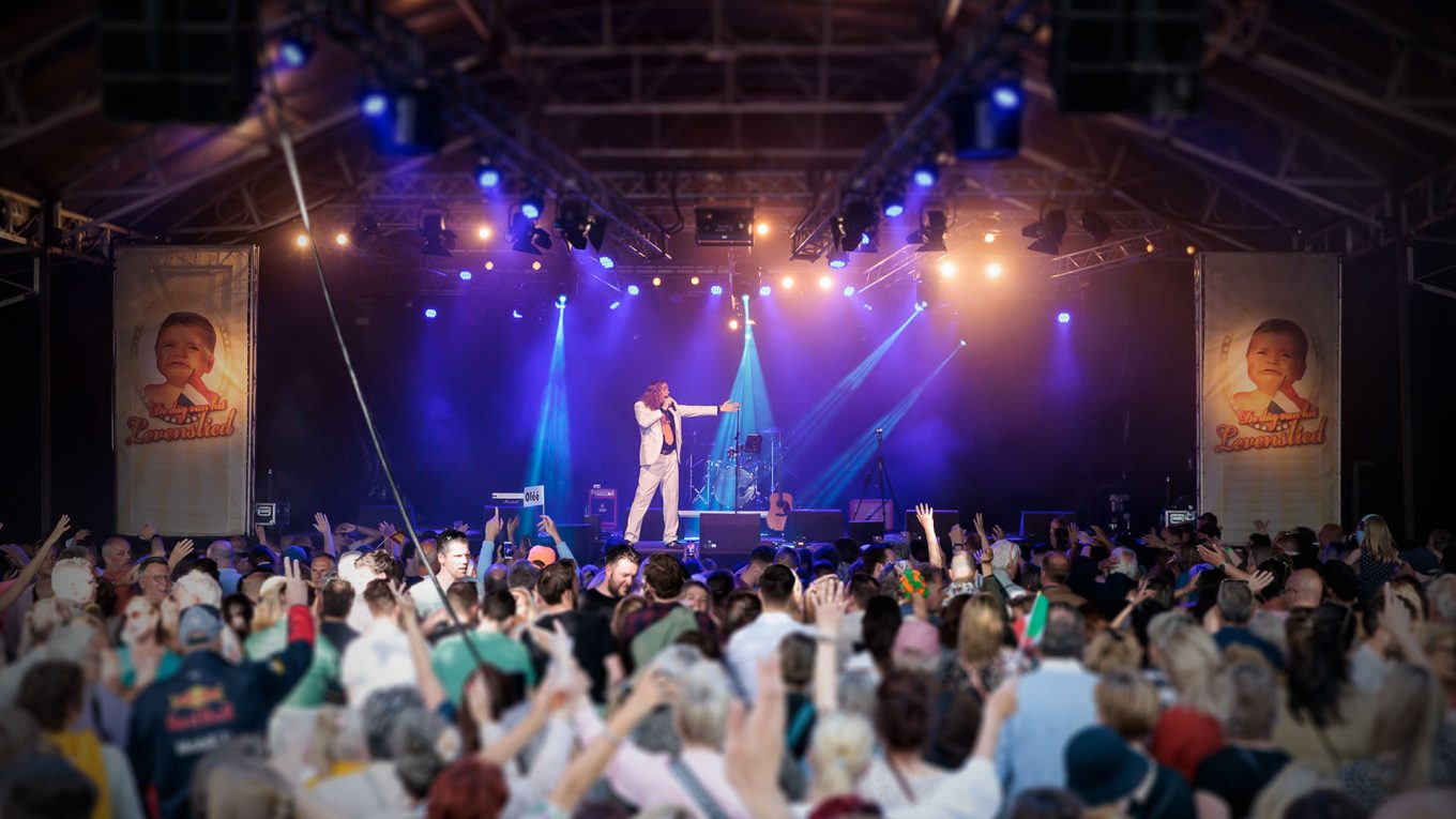 Feestzanger Rooie Rico tijdens een festival