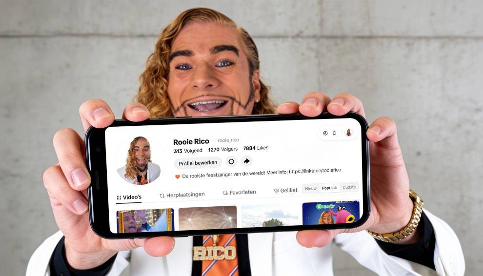 Rooie Rico toont TikTok op mobiel