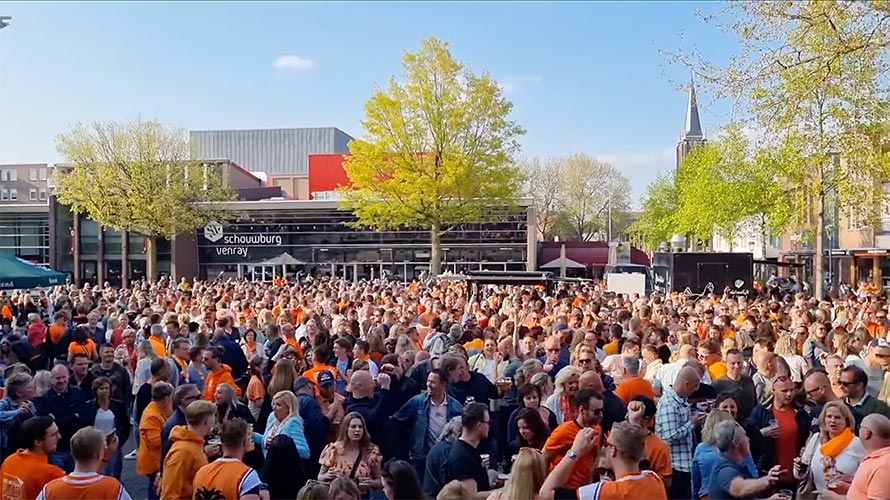 Venray Koningsdag Schouwburgplein menigte